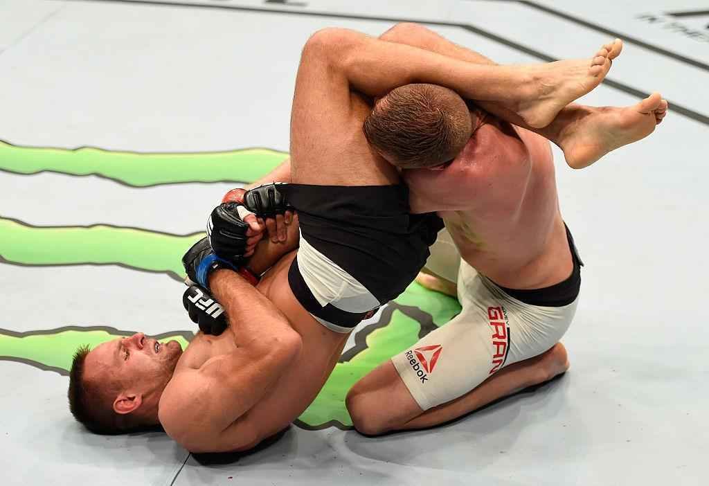 Damian Stasiak (luvas azuis) venceu Davey Grant por finalizao no terceiro round
