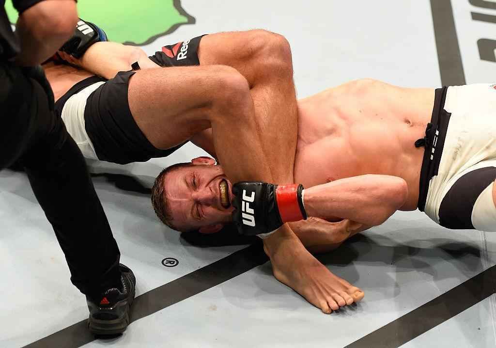 Damian Stasiak (luvas azuis) venceu Davey Grant por finalizao no terceiro round