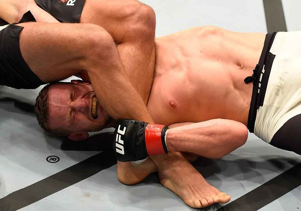 Damian Stasiak (luvas azuis) venceu Davey Grant por finalizao no terceiro round