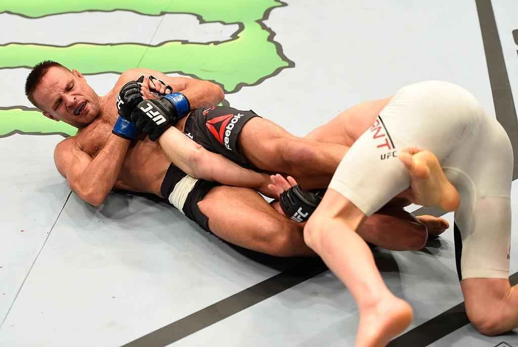 Damian Stasiak (luvas azuis) venceu Davey Grant por finalizao no terceiro round