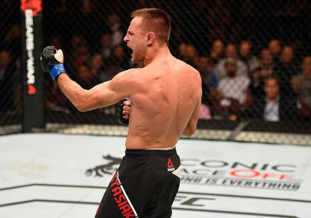 Damian Stasiak (luvas azuis) venceu Davey Grant por finalizao no terceiro round