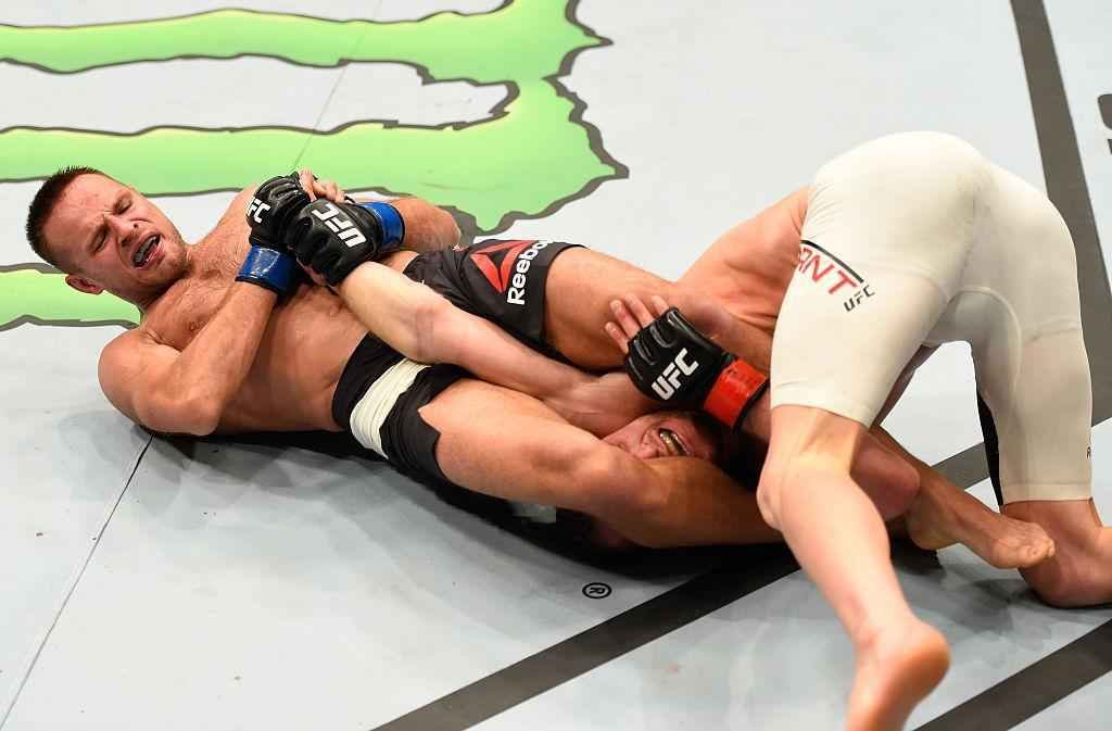 Damian Stasiak (luvas azuis) venceu Davey Grant por finalizao no terceiro round