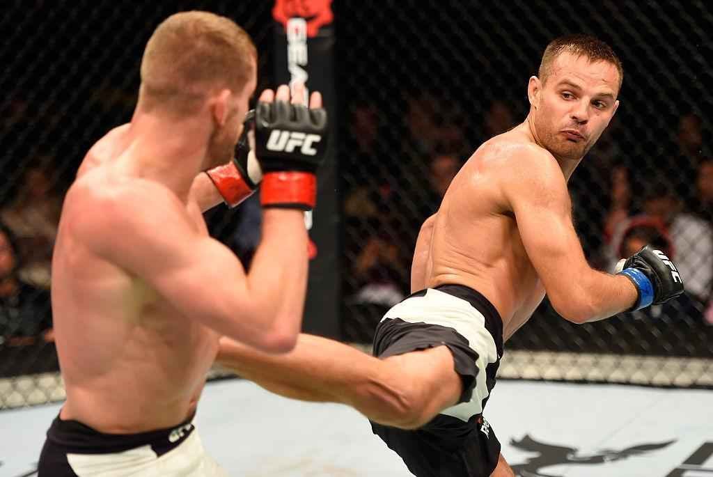 Damian Stasiak (luvas azuis) venceu Davey Grant por finalizao no terceiro round