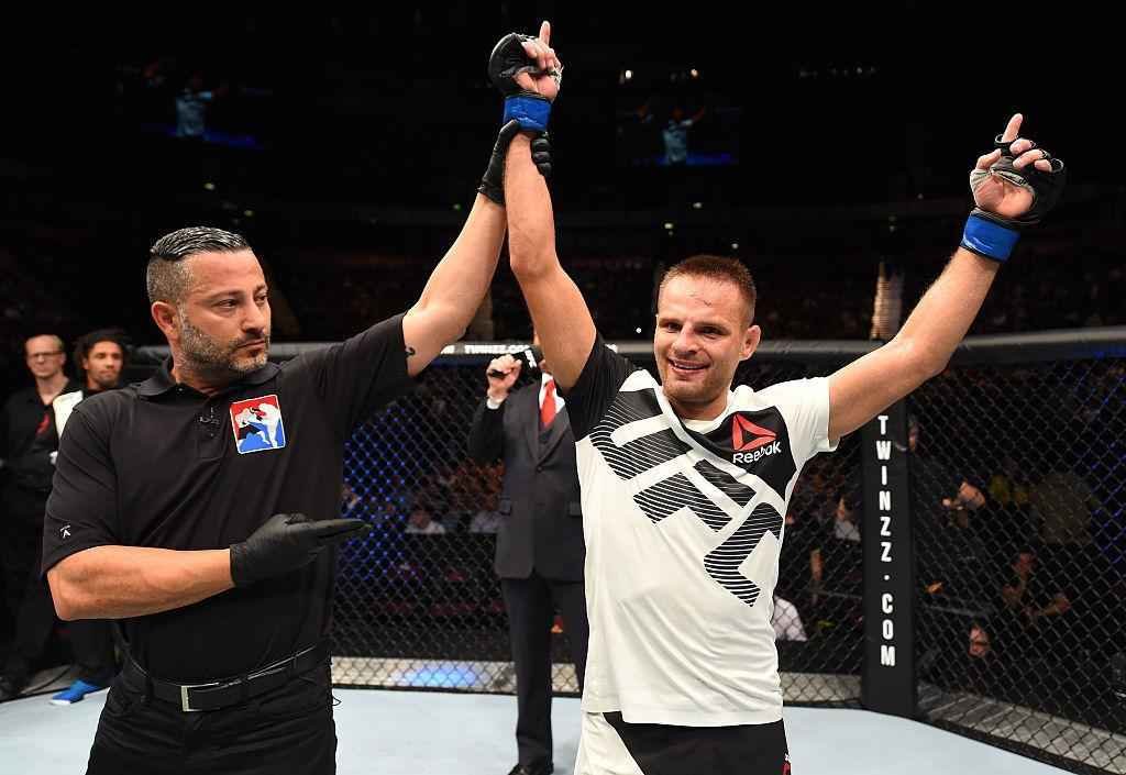 Damian Stasiak (luvas azuis) venceu Davey Grant por finalizao no terceiro round