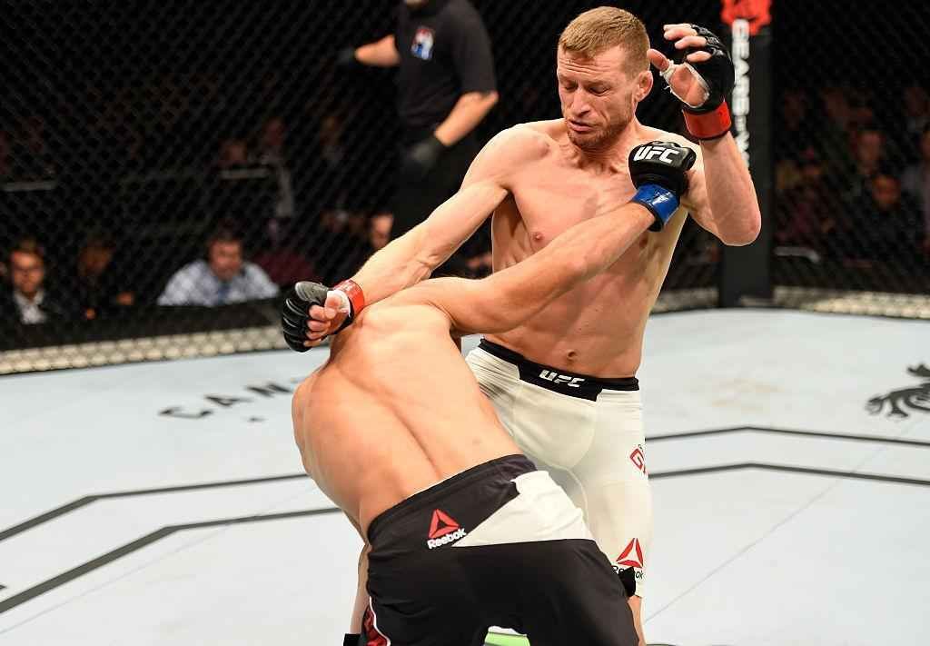 Damian Stasiak (luvas azuis) venceu Davey Grant por finalizao no terceiro round