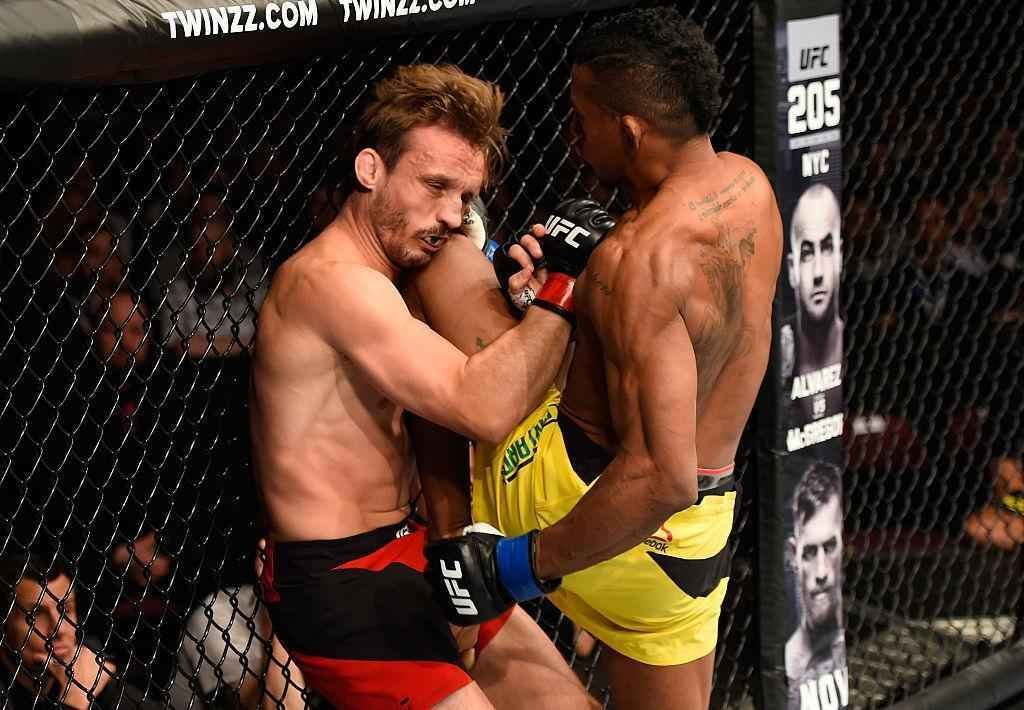 Iuri Maraj (luvas azuis) venceu Brad Pickett por finalizao no primeiro round