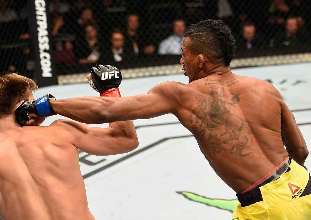 Iuri Maraj (luvas azuis) venceu Brad Pickett por finalizao no primeiro round