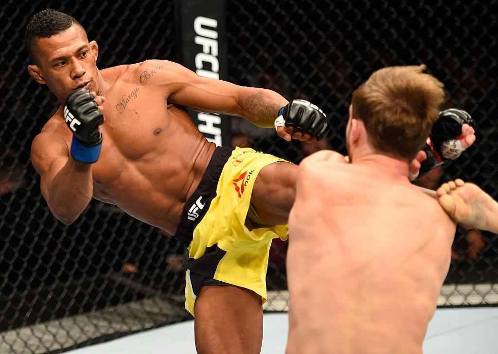 Iuri Maraj (luvas azuis) venceu Brad Pickett por finalizao no primeiro round