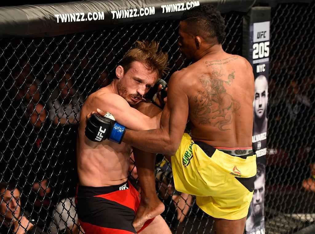 Iuri Maraj (luvas azuis) venceu Brad Pickett por finalizao no primeiro round