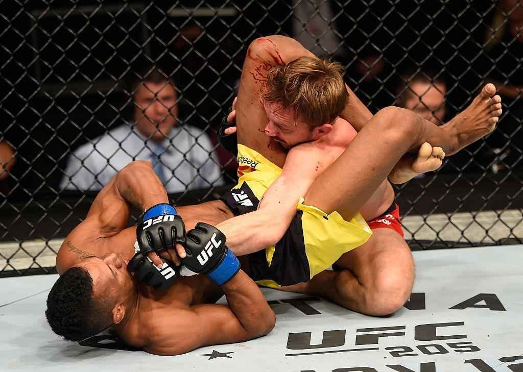 Iuri Maraj (luvas azuis) venceu Brad Pickett por finalizao no primeiro round
