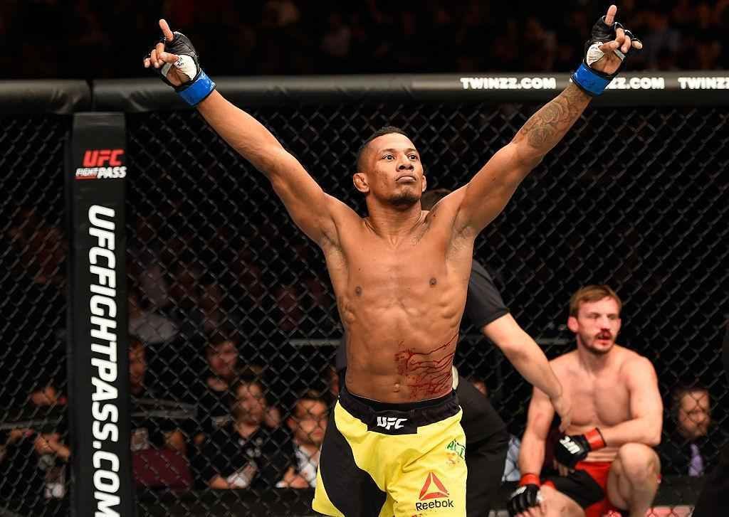 Iuri Maraj (luvas azuis) venceu Brad Pickett por finalizao no primeiro round