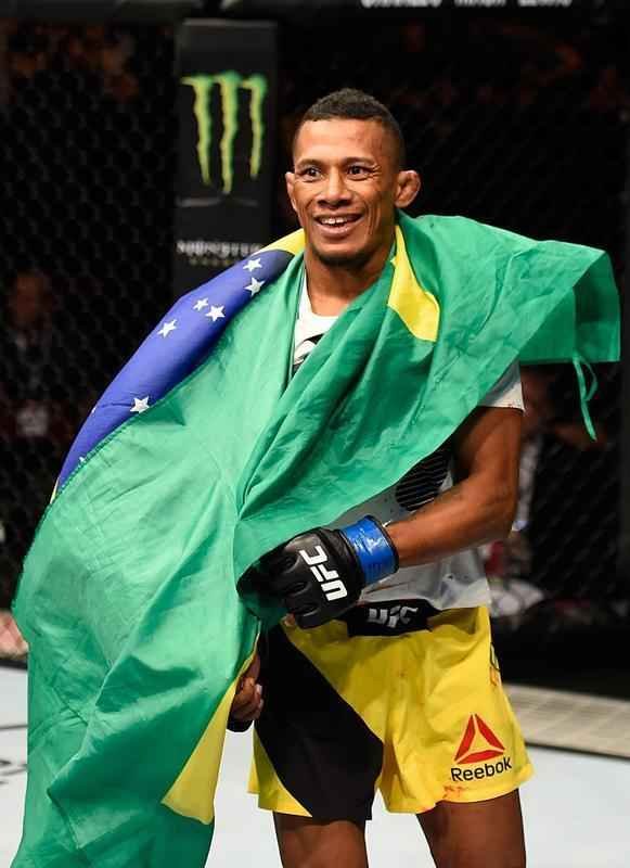 Iuri Maraj (luvas azuis) venceu Brad Pickett por finalizao no primeiro round
