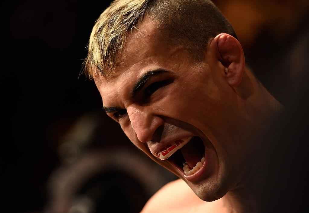 Mirsad Bektic (luvas vermelhas) venceu Russell Doane por finalizao no primeiro round