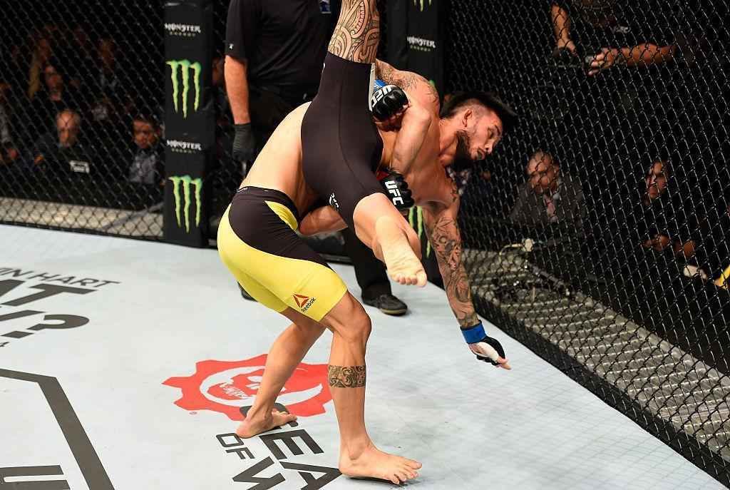 Mirsad Bektic (luvas vermelhas) venceu Russell Doane por finalizao no primeiro round