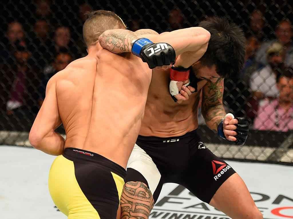 Mirsad Bektic (luvas vermelhas) venceu Russell Doane por finalizao no primeiro round