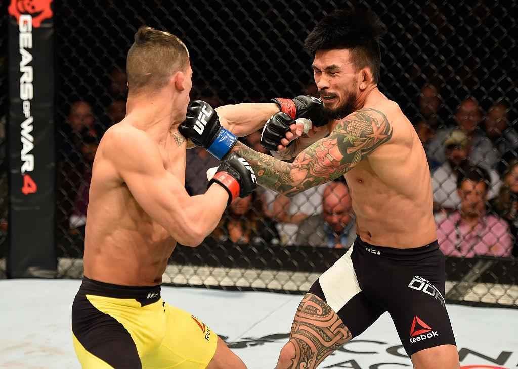 Mirsad Bektic (luvas vermelhas) venceu Russell Doane por finalizao no primeiro round