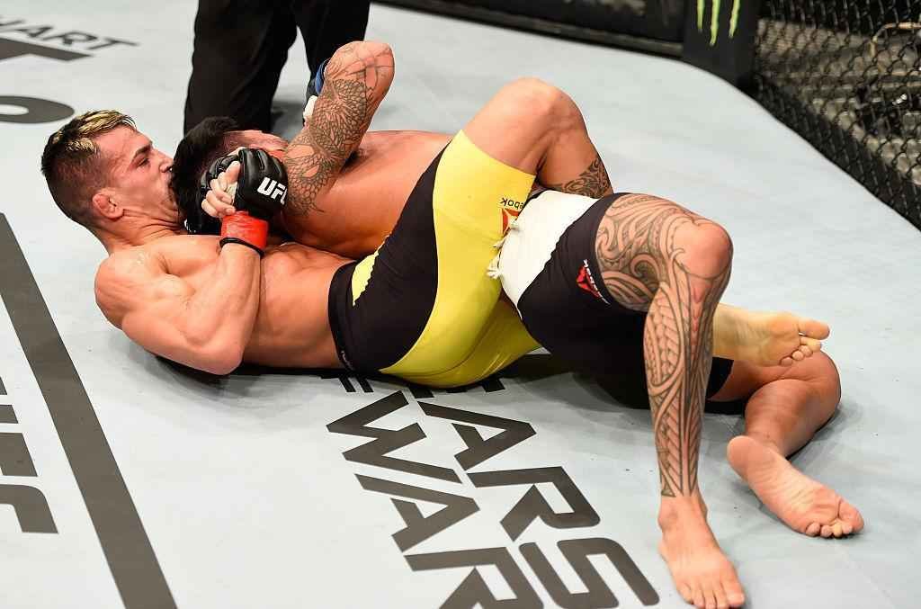 Mirsad Bektic (luvas vermelhas) venceu Russell Doane por finalizao no primeiro round