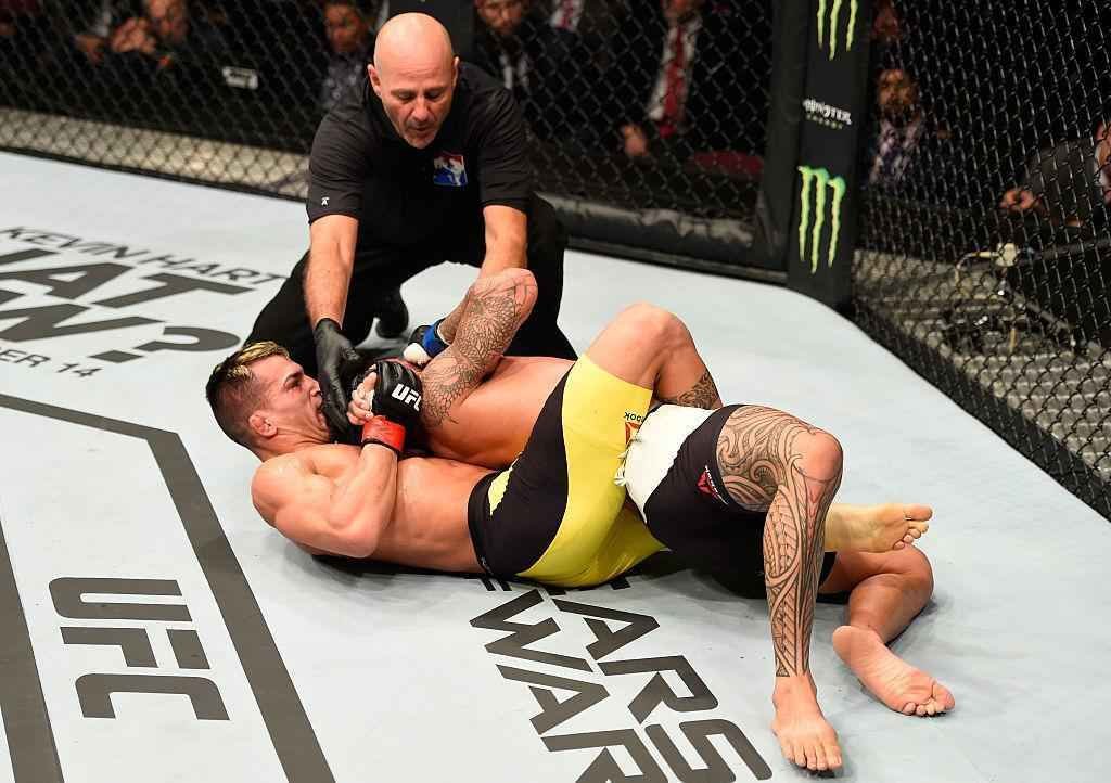 Mirsad Bektic (luvas vermelhas) venceu Russell Doane por finalizao no primeiro round