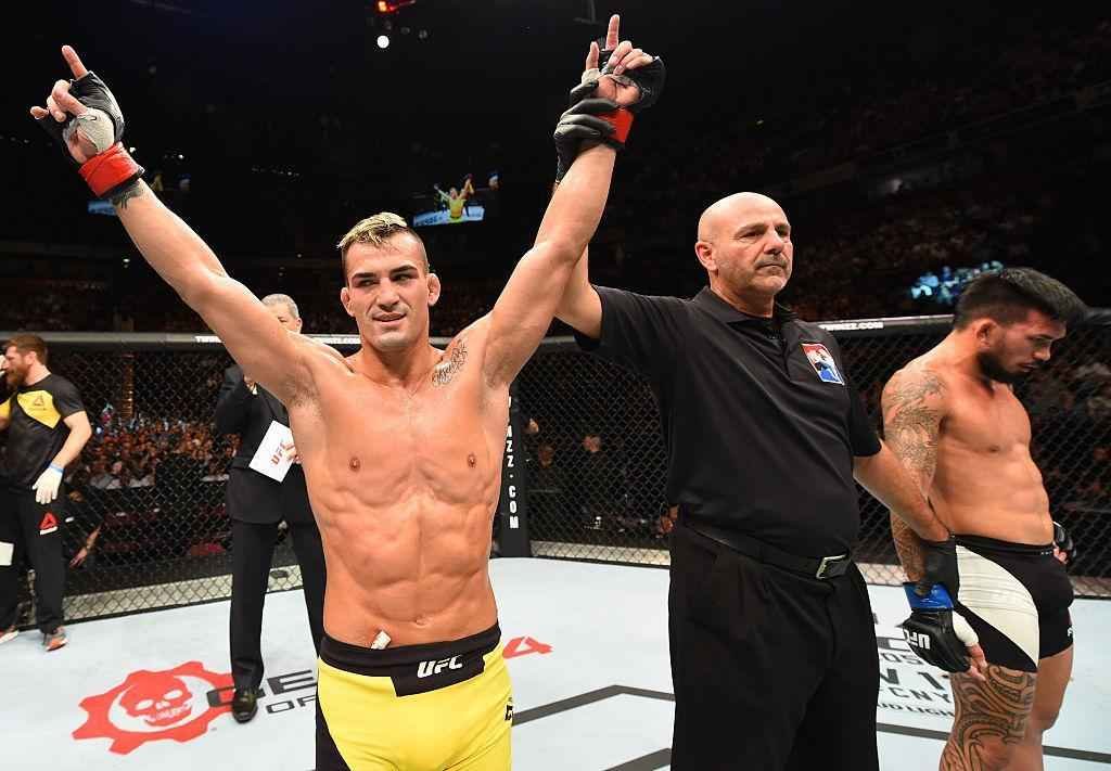 Mirsad Bektic (luvas vermelhas) venceu Russell Doane por finalizao no primeiro round