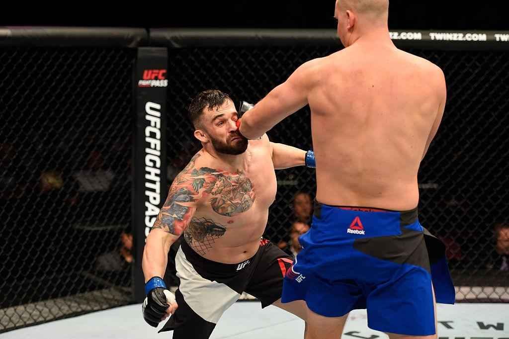 Stefan Struve (luvas vermelhas) venceu Daniel Omielanczuk por finalizao no segundo round