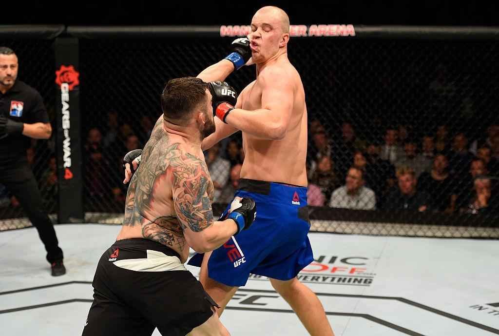 Stefan Struve (luvas vermelhas) venceu Daniel Omielanczuk por finalizao no segundo round