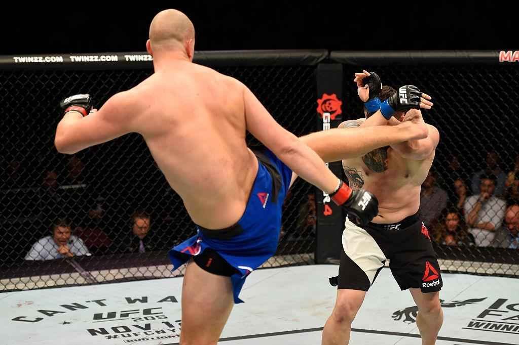 Stefan Struve (luvas vermelhas) venceu Daniel Omielanczuk por finalizao no segundo round