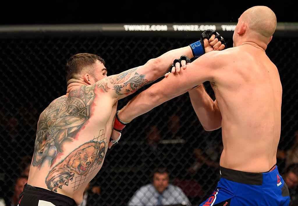 Stefan Struve (luvas vermelhas) venceu Daniel Omielanczuk por finalizao no segundo round