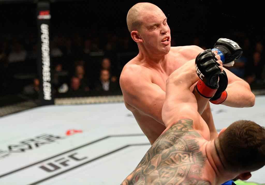 Stefan Struve (luvas vermelhas) venceu Daniel Omielanczuk por finalizao no segundo round