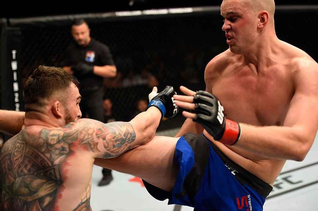Stefan Struve (luvas vermelhas) venceu Daniel Omielanczuk por finalizao no segundo round