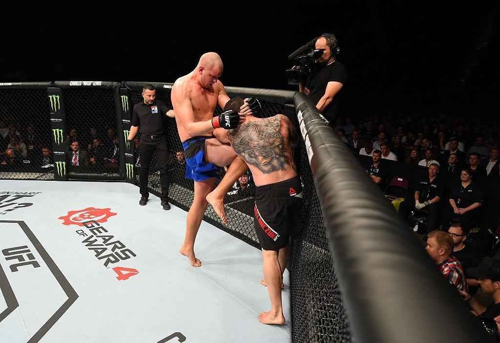 Stefan Struve (luvas vermelhas) venceu Daniel Omielanczuk por finalizao no segundo round