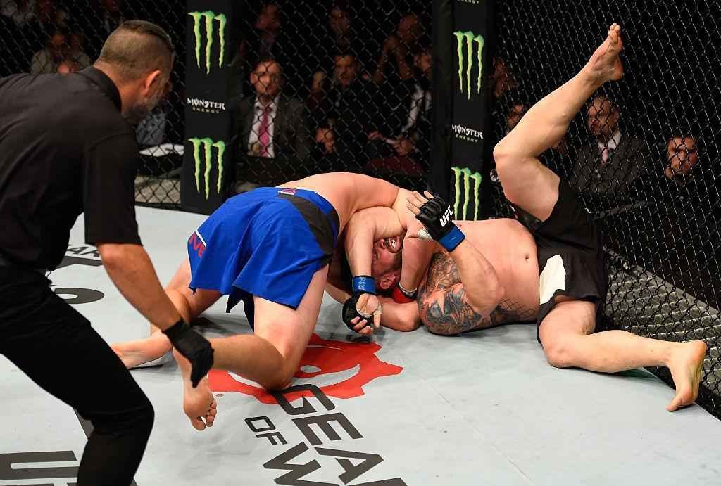 Stefan Struve (luvas vermelhas) venceu Daniel Omielanczuk por finalizao no segundo round