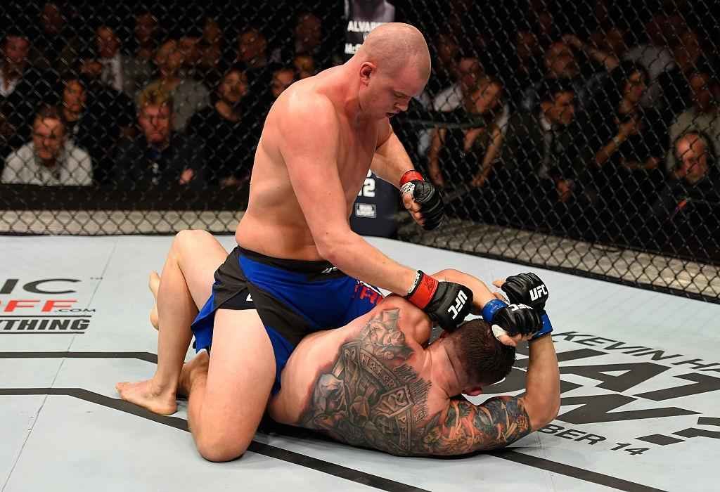 Stefan Struve (luvas vermelhas) venceu Daniel Omielanczuk por finalizao no segundo round