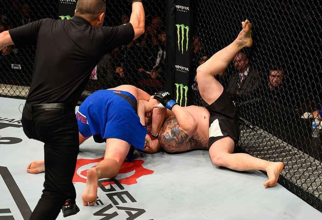 Stefan Struve (luvas vermelhas) venceu Daniel Omielanczuk por finalizao no segundo round