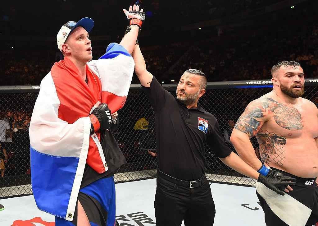 Stefan Struve (luvas vermelhas) venceu Daniel Omielanczuk por finalizao no segundo round