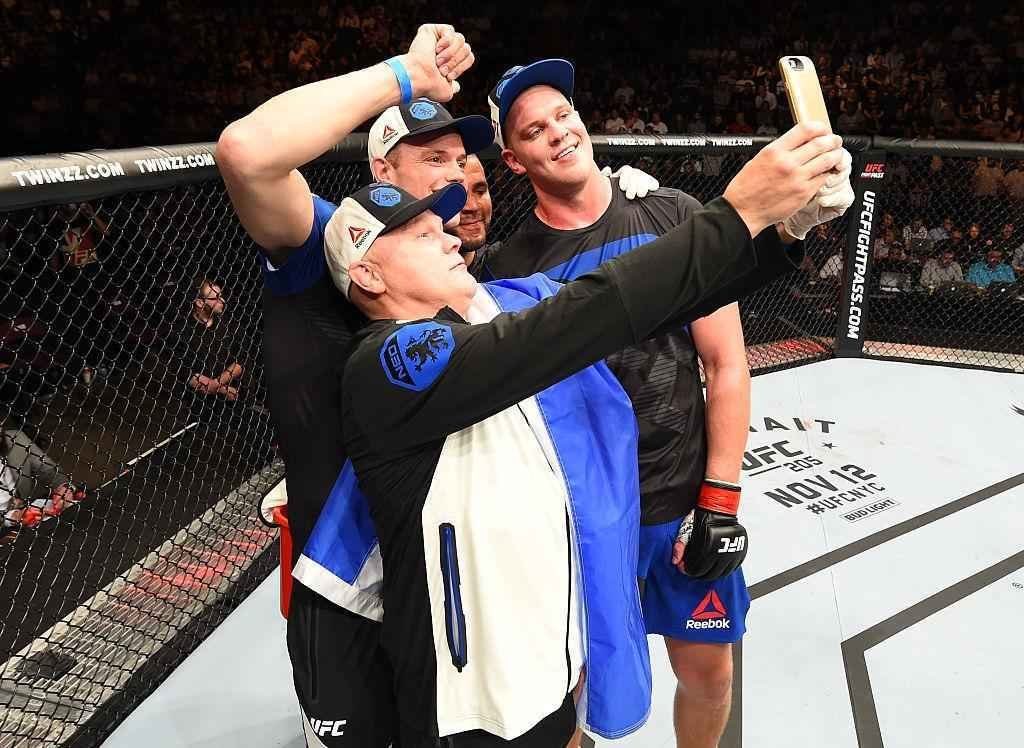 Stefan Struve (luvas vermelhas) venceu Daniel Omielanczuk por finalizao no segundo round