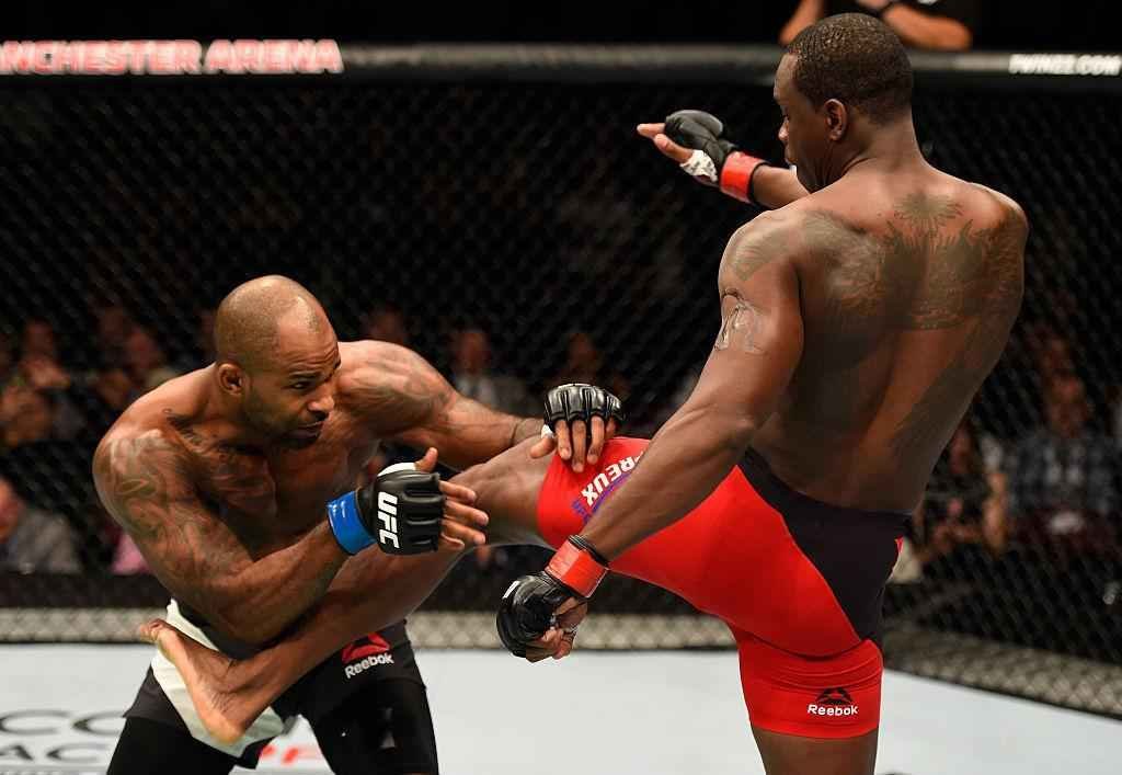 Jimi Manuwa (luvas azuis) venceu Ovince St. Preux por nocaute no segundo round