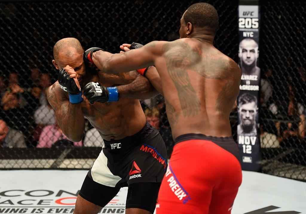 Jimi Manuwa (luvas azuis) venceu Ovince St. Preux por nocaute no segundo round