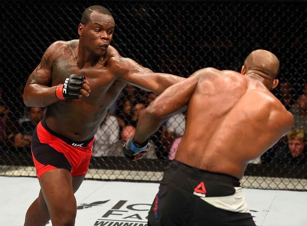 Jimi Manuwa (luvas azuis) venceu Ovince St. Preux por nocaute no segundo round