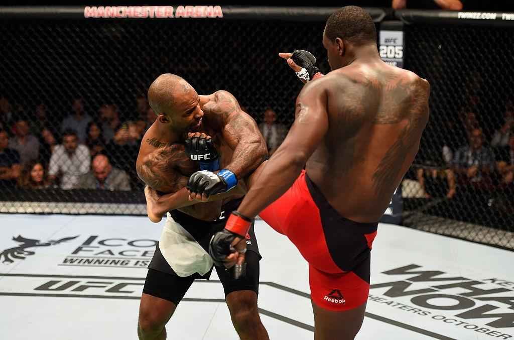 Jimi Manuwa (luvas azuis) venceu Ovince St. Preux por nocaute no segundo round