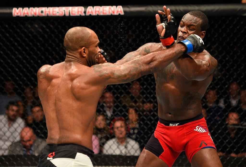 Jimi Manuwa (luvas azuis) venceu Ovince St. Preux por nocaute no segundo round