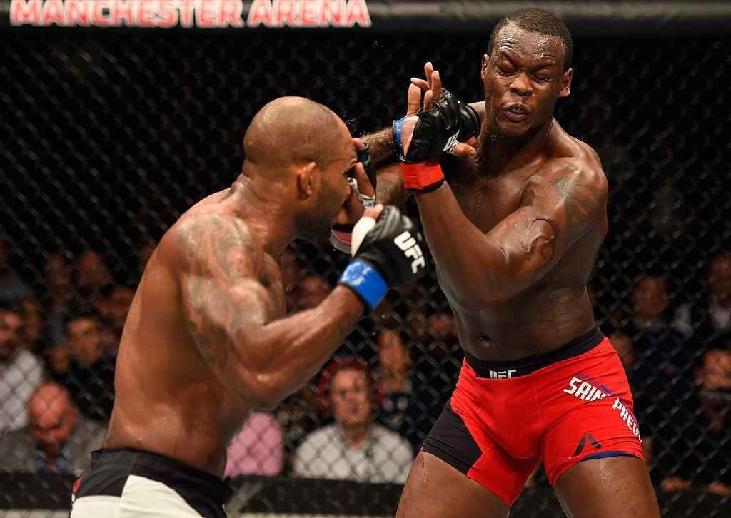 Jimi Manuwa (luvas azuis) venceu Ovince St. Preux por nocaute no segundo round