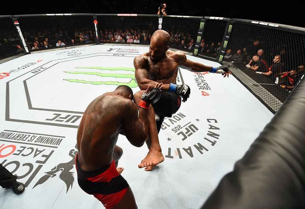 Jimi Manuwa (luvas azuis) venceu Ovince St. Preux por nocaute no segundo round