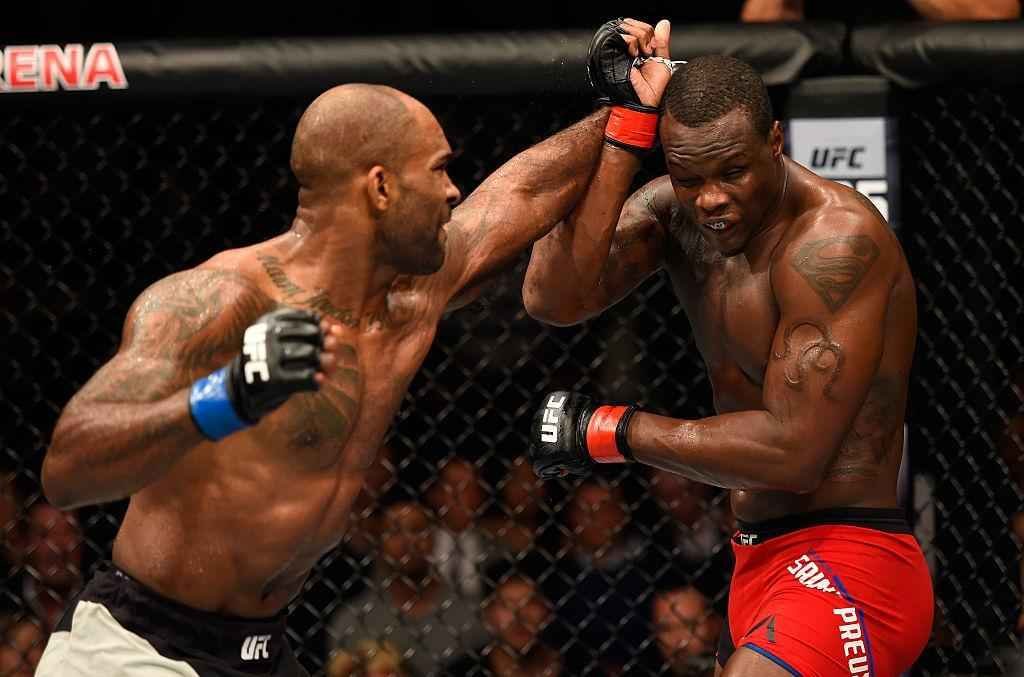 Jimi Manuwa (luvas azuis) venceu Ovince St. Preux por nocaute no segundo round