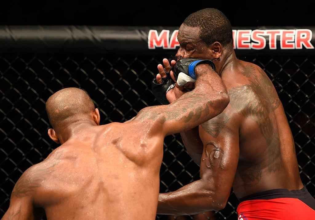 Jimi Manuwa (luvas azuis) venceu Ovince St. Preux por nocaute no segundo round