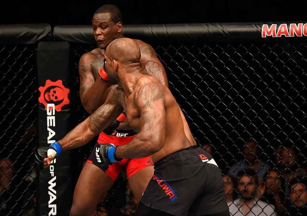 Jimi Manuwa (luvas azuis) venceu Ovince St. Preux por nocaute no segundo round