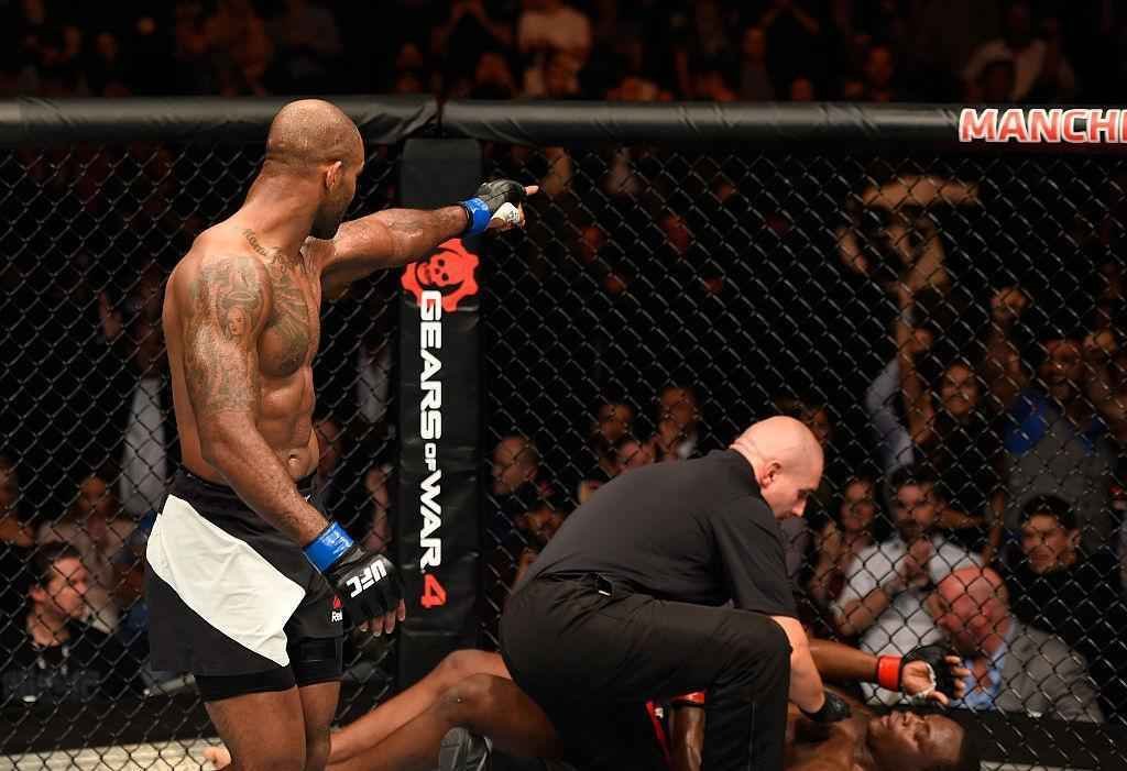 Jimi Manuwa (luvas azuis) venceu Ovince St. Preux por nocaute no segundo round