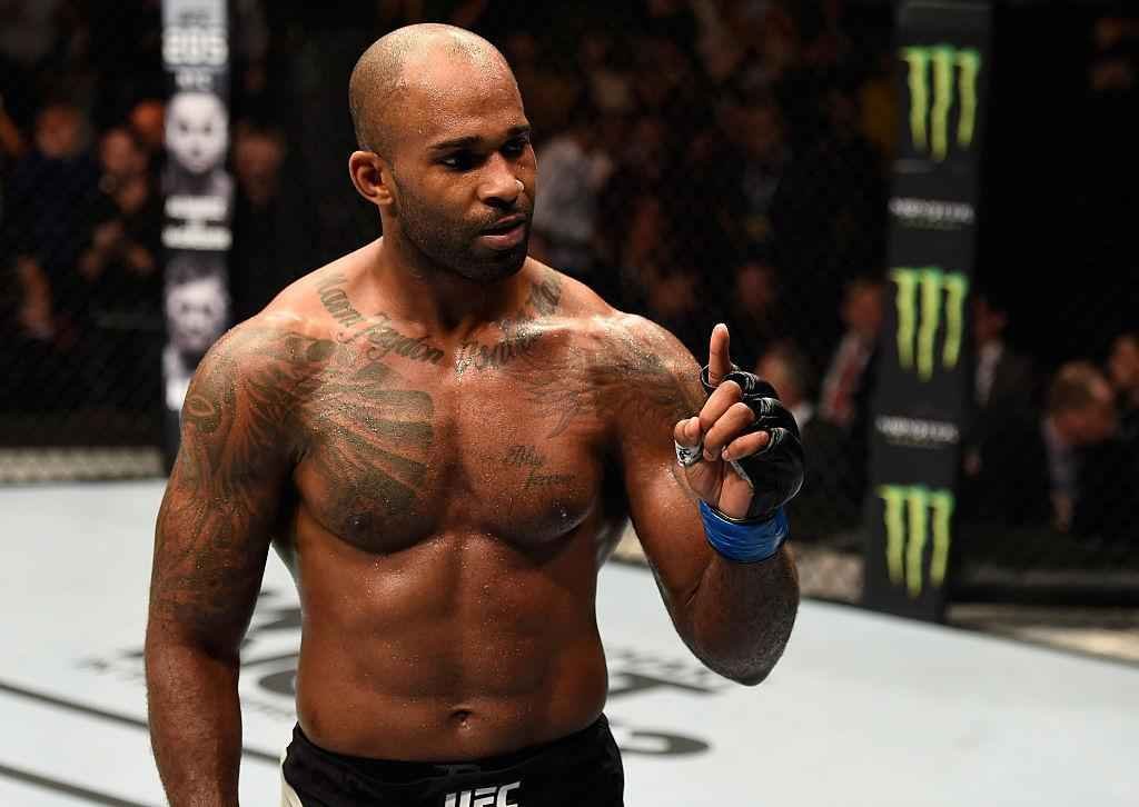 Jimi Manuwa (luvas azuis) venceu Ovince St. Preux por nocaute no segundo round