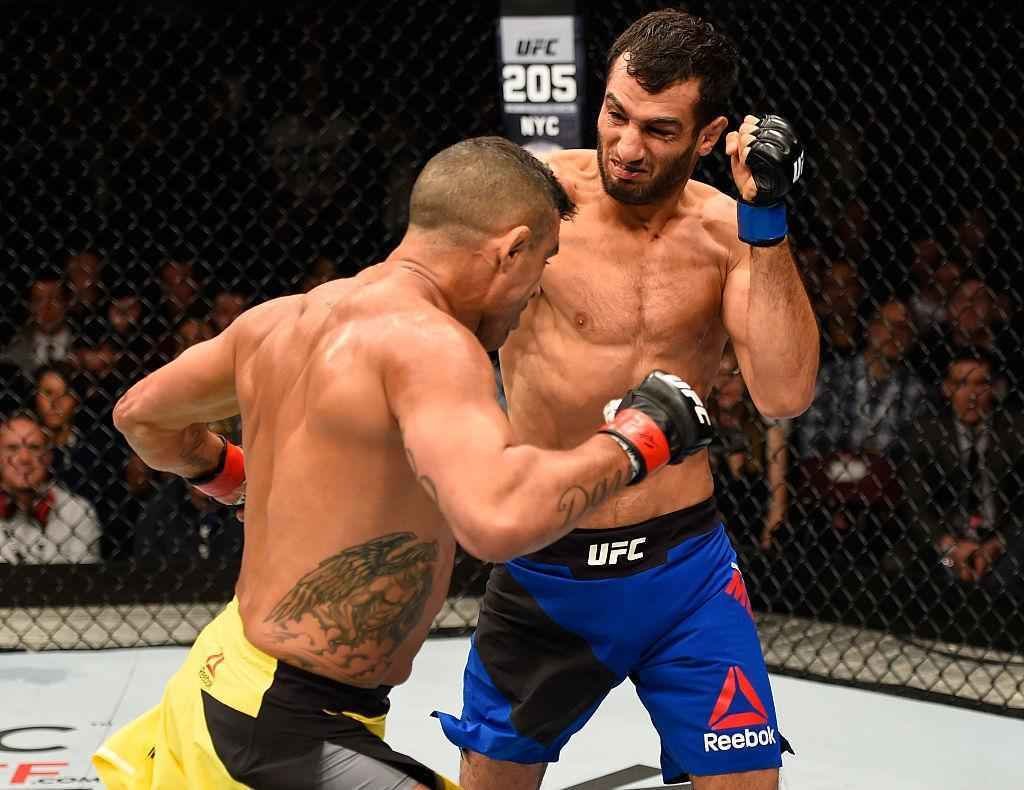 Gegard Mousasi (luvas azuis) venceu Vitor Belfort por nocaute tcnico no segundo round