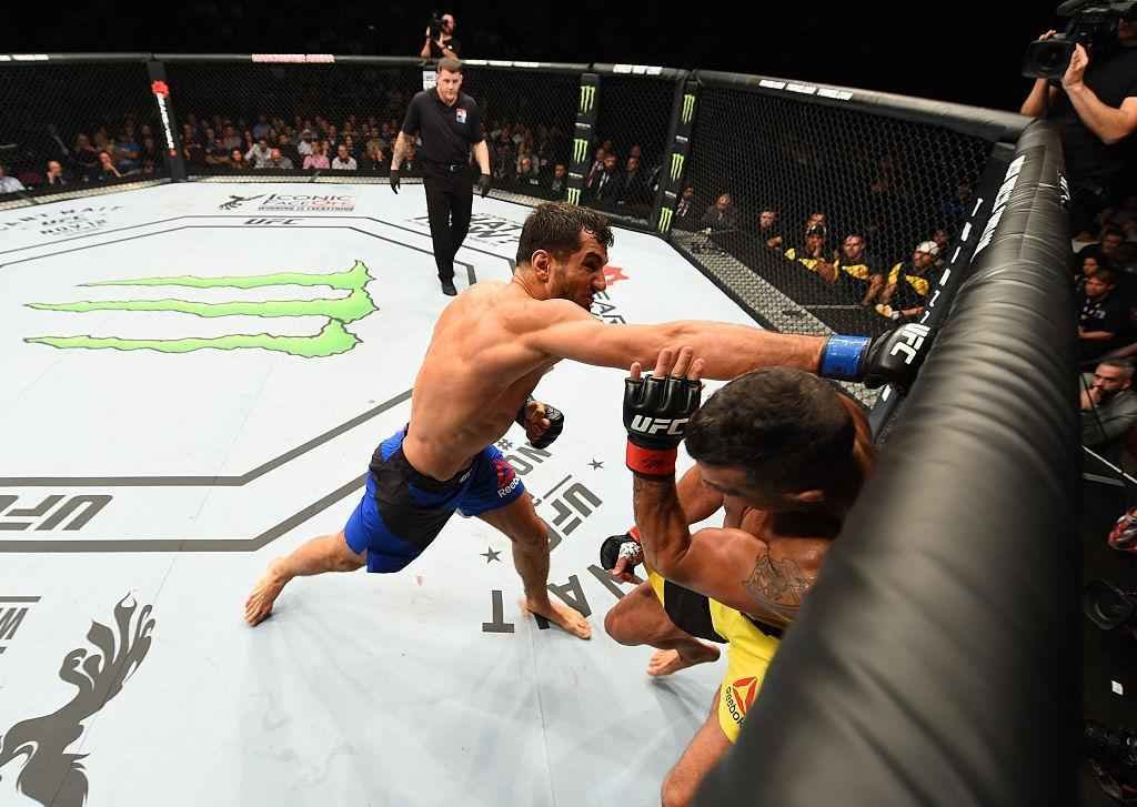 Gegard Mousasi (luvas azuis) venceu Vitor Belfort por nocaute tcnico no segundo round