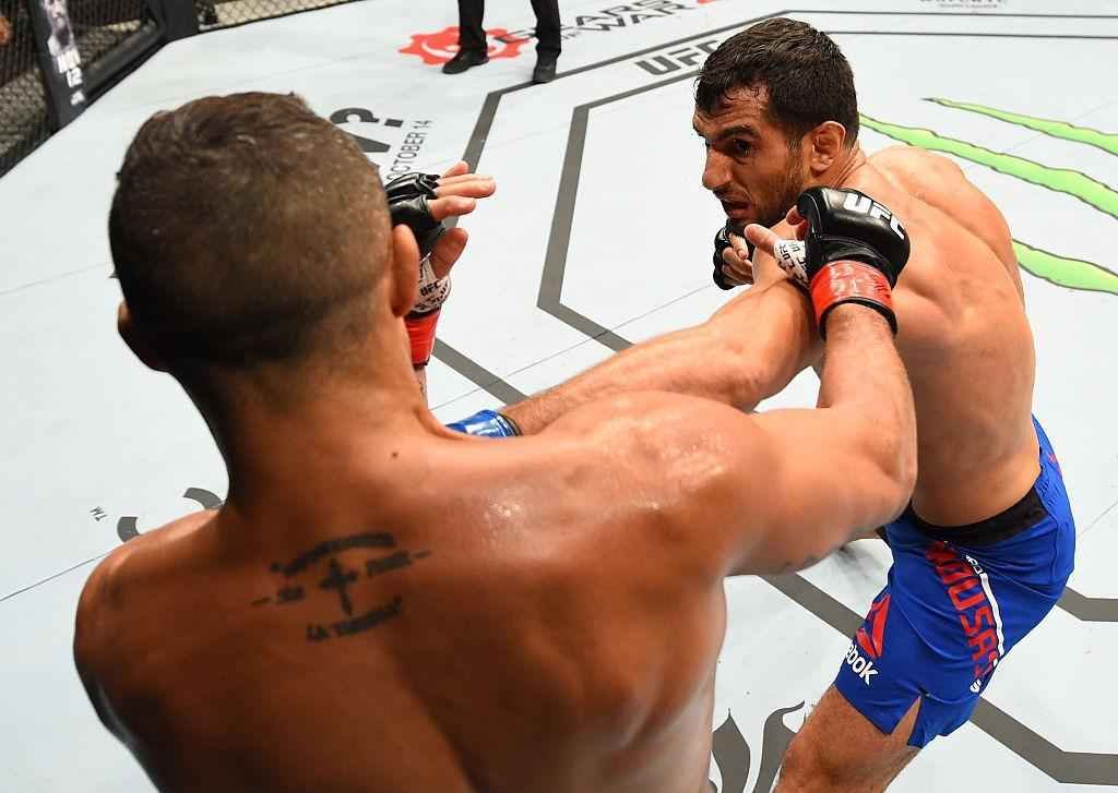 Gegard Mousasi (luvas azuis) venceu Vitor Belfort por nocaute tcnico no segundo round
